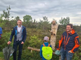 Vorstand Josef Nagele (r.) mit Stefan Kattari bei der „Hüterin des Moores“ Vorstand Josef Nagele (r.) mit Stefan Kattari bei der „Hüterin des Moores“